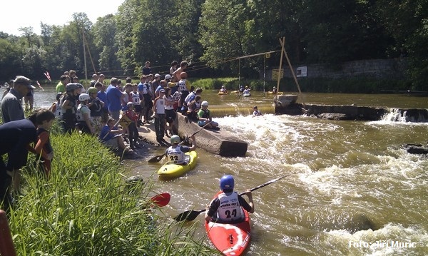 Branka č. 2 na jezu a povinné přistání pod jezem. Branka č. 2 na jezu a povinné přistání pod jezem.