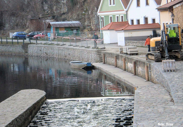 Stavba plouvoucího mola na Jelení lávce Stavba plouvoucího mola na Jelení lávce