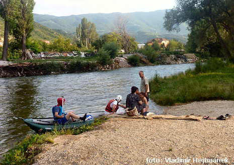 Konec splutí na plážce v Saraji, loděnice 200 m po proudu Konec splutí na plážce v Saraji, loděnice 200 m po proudu