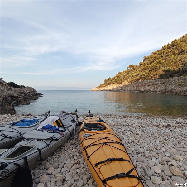 V mořském kajaku na vlně vedra okolo ostrova Mali Lošinj