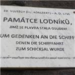 Detail tabulky pod sochou svatého Vojtěcha u Dolního Žlebu