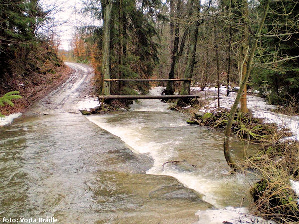 Brod s lávkou nad ústím Suché Brod s lávkou nad ústím Suché