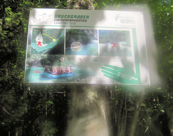 Nepříliš kvalitní foto cedule u kaňonu Bruckgraben Nepříliš kvalitní foto cedule u kaňonu Bruckgraben